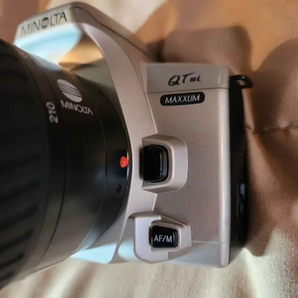 Minolta Maxxum QTsi 35mm SLR Film Camera with AF Zoom 70-210mm Lens